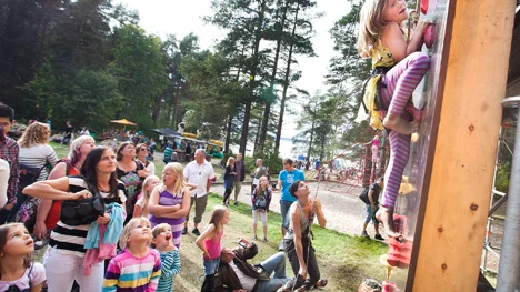 Wilma Langendoen Koskenniemi var ett av mÃ¥nga barn som tog sig upp fÃ¶r klÃ¤ttervÃ¤ggen.FOTO: GÃ¶ran StrÃ¶m