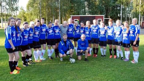 Uppladdning inför ett nytt spännande slutspel. Peter Vestin och Mikael Sjögren tillsammans med tjejerna i Trångfors.
