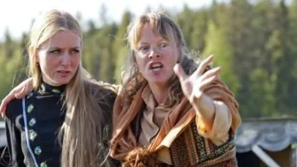 Carina      Henriksson som Kersti i ett laddat möte med Mats onda syster, spelad av Helena Kero-Hurula.