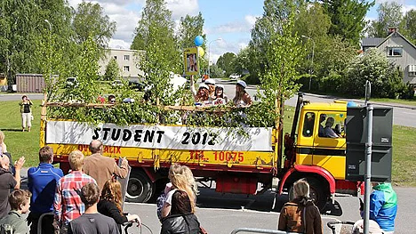 Efter utsläppet bar det av på lövad lastbilstur genom samhället för överkalixstudenterna.
