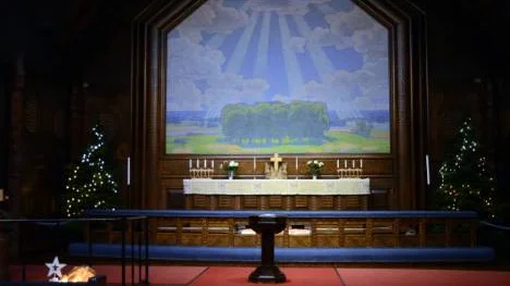 En given hållpunkt i rundvandringen i kyrkan, Prins Eugens altartavla med den solbelysta paradisliknande lunden.FOTO: Hans Sternlund