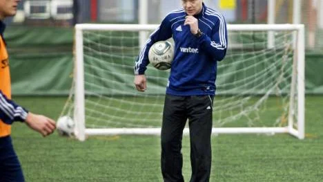 Proletariatets seger. IFK-tränaren Fredrik Waara kräver stenhårt arbete av sina spelare och byter därför ut ett par man i startelvan.