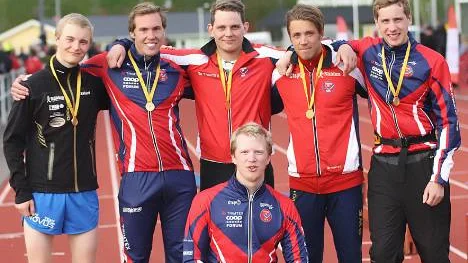 Bodens Skidklubb. Överlägsna vinnare av Företagsstafetten. Fr.v: Julius Källgård, Jonny Nilimaa, Daniel Halvarsson, Pontus Olsson och Jonas Nordlander. Framför "lagledaren" Peter Lundbäck.