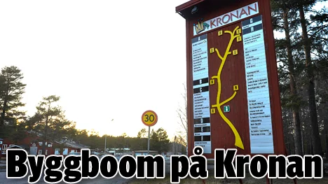 Mot en ny stadsdel. Nu fÃ¶reslÃ¥s parkeringsfÃ¶rbud lÃ¤ngs gatorna pÃ¥ KronanomrÃ¥det, detta som en del i den nya planeringen med mellan 1 200 och 1 800 bostÃ¤der.FOTO: Kurt EngstrÃ¶m