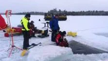 Dykaren Ricard Siewertz från Sjöpolisen i Nacka strand kliver ner i en isvak i sjön Purkijaur. Men sikten där nere var så dålig att dykinsatsen var tvungen att avbrytas.