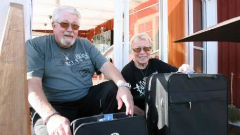 Varje vinter åker Åkermans från Överkalix iväg till Thailand, och snart bär det av igen. Visumpappren har Vivan som vanligt fyllt i, trots sin demenssjukdom Alzheimer: "Men jag skulle nog inte klara av att resa ensam".