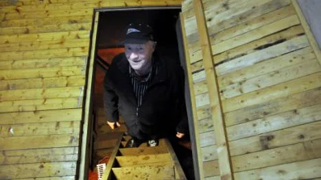 Artur Vestin kikar upp från potatiskällaren som han byggt av en gammal container.FOTO: Åsa Junkka