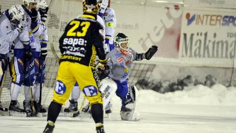 Målvakten Marko Herajärvi var planens bästa spelare och tack vare flera fenomenala räddningar kunde HT Bandy ta säsongens första hemmaseger. 

HT Bandy-Vetlanda 3-2
2010-12-19
Foto: Joakim Nordlund
