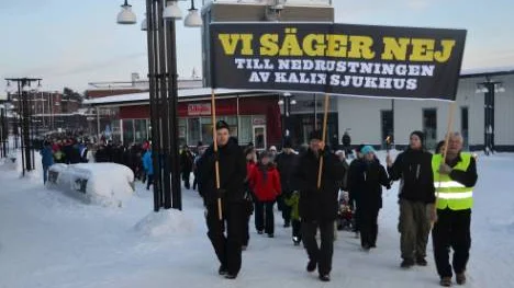 Demonstrationståget samlade tusen personer och ringlade sig runt ett halvt kvarter.