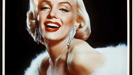 ©SCANPIX SWEDEN, 1900.

Marilyn Monroe, amerikansk skådespelerska.

Klassisk filmstjärnebild. Brett leende, halvslutna ögonlock. Urringad, baraxlad med vit pälsboa.

Foto: SCANPIX

Code: 20360