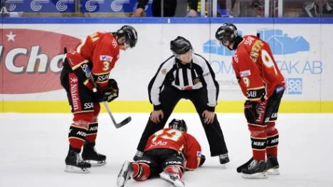 Sebastian Meijer däckad efter Hansens höga klubba.
