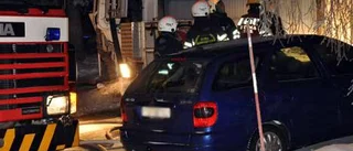 Pyrande aska bakom brand