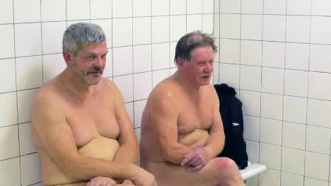 Två veteraner, Bosse Isaksson och Lars Löfdahl missar sällan julaftonsdoppet i Malmbergets badhus.
