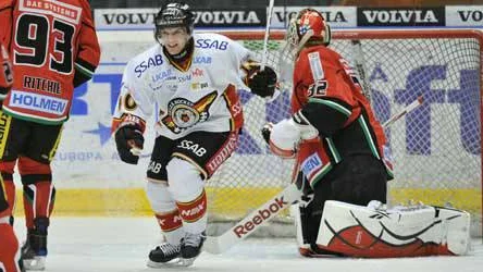 Pär Arlbrandt jublar efter sitt 2–1-mål mot Modo. Matchen slutade 4–2 till Luleå som återtog serieledningen.