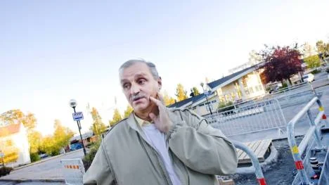 Företagarföreningens Erland Nilsson är bekymrad över konsekvenserna av den ombyggda busshållplatsen i Råneå. Han befarar att chaufförerna, liksom för några år sedan, vägrar att köra in i samhället. FOTO: Maria Ekman