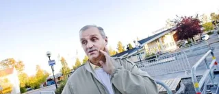 Han rasar om felbygge