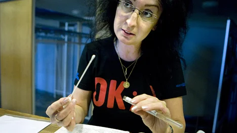 Barbro Backgård, barnmorska på Ungdomsmottagningen är ute i gymnasieskolan på  Klamydiamåndagen. Här visar hon hur testet för klamydia ska tas.