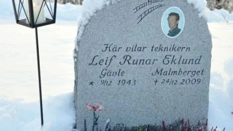 Här vilar Leif Runar Eklund. Gravstenar med fotografier har börjat förekomma på Treenighetens kyrkogård.