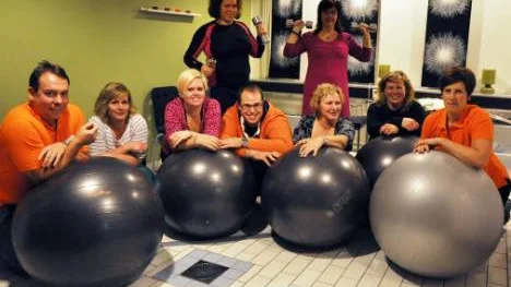 Bollen är ett populärt träningsredskap. Från vänster Mikael Sandberg, Maria Sellberg, Sandra Eriksson, David Andersson, Britt-Marie Rönnqvist, Jessica Stenman och Emma Roos. Längst bak Mina Sirkka och Ann-Britt Wallin Nilsson.FOTO: Lotta Nilsson