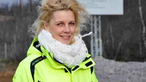 Victoria Aidanpää är projektledare för projektet med den södra infarten. En sak hon arbetat med är att skylta enkelt. Längs vägen finns flerfärgade lampor och skyltar.
