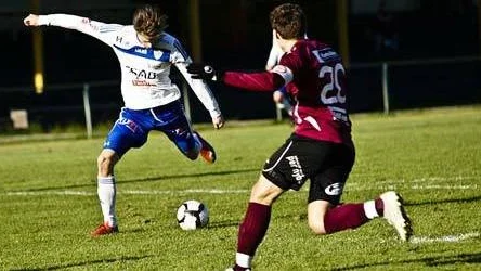 Johan Isaksson skjuter. IFK Luleå leder med 3-0 mot Teg i halvtid.