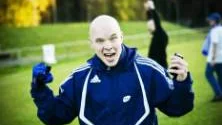 Succétränaren Fredrik Waara ser ganska nöjd efter slutsignalen.