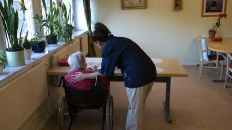 Det är oerhört viktigt hur man som personal inom äldreomsorgen bemöter vårdtagare med demns. Därför satsar Jokmokks kommun stort på utbildning i och utveckling av demensvård.FOTO: HENRIK MONTGOMERY/SCANPIX
