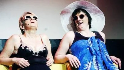 Birgitta Nilsson och Camilla Johansson spelar två diakonissor som vågat sig iväg till Spanien.