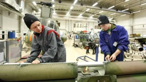 Kim Korak och Victor Erixon studerar till flygmekaniker och är i färd med att montera en ny drivaxel till stjärtrotorn i en helikopter 3.FOTO: Göran Ström