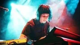 Nisse Sjöö på synthen utgör tillsammans med kollegan Samuel Malm popduon Cultricity som skapar en mörk och omfamnande synthpop. På torsdagen spelade de på Kulturens hus för välgörande ändamål.