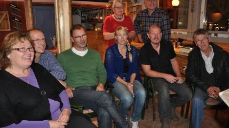 Miljöpartiets valvaka i Pålänge. Marja Karlsson, Kenneth Sandberg, Sven Nordlund, Susann Enstedt Lund, Stefan Lund och Ulf Johansson. Stående Gita Isaksson och Janne Stenman.FOTO: Lotta Nilsson