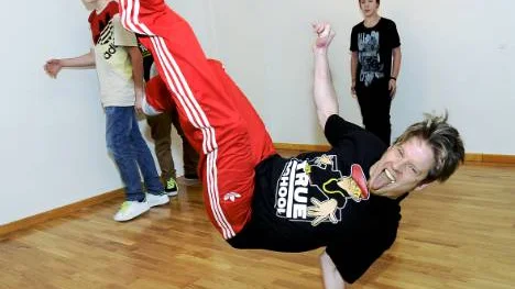 Breakdance handlar mycket om akrobatik...och attityd. Exiled dance crews ledare Jouni Vesa ger ett stilprov. I bakgrunden Diddley Trankell Jarold, Isac Grape (skymd) och Jacob Börlin.