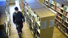 Securitasvakten Jens Gustafsson bland bokhyllorna i biblioteket i Kulturens hus. En syn som vi får vänja oss med eftersom störande ungdomar huserar där efter skolan.FOTO: Kurt Engström