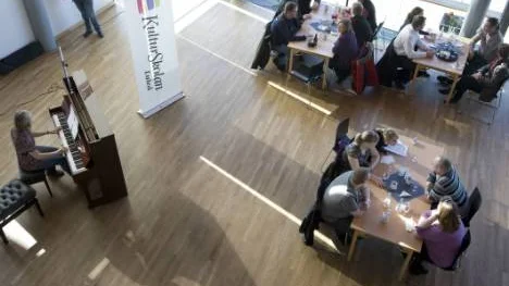 Lunchande gäster fick pianomusik till maten av Kulturskolans elever. Bakom pianot satt Saga Wallerström.