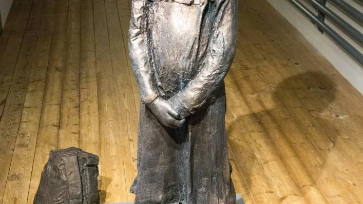 Knutte Westers ”Awaiting transition”, skulptur med motiv från barnhem i Lettland.