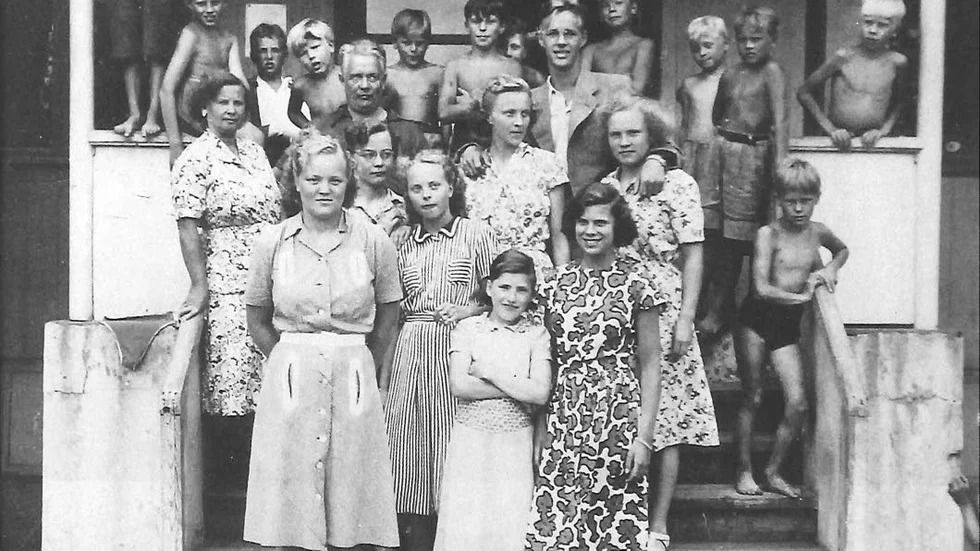Ledning, personal och en del av barnen på Åsa barnkoloni, sommaren 1950.