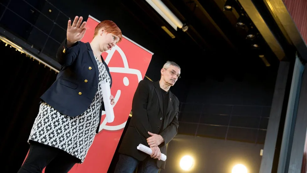 Beslut. Socialdemokraterna i Luleå kom med sitt belsut i skolfrågan. Sju skolor läggs ner, men byskolorna Vitåskolan och Klöverträskskolan blir kvar. Carina Sammeli, ordförand i barn- och utbildningsnämnden och vice ordförande Peter Hedlund på presskonferensen.