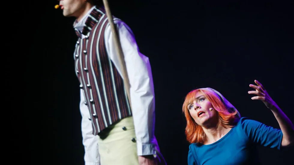 Annie Lööf och Jimmie Åkesson i en egen version av "Kristina från Duvemåla"