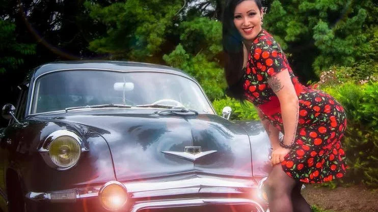 Bilar. Gamla bilar går hand i hand med retro pinup.