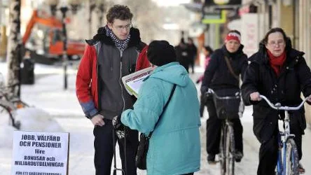 Jonas Brännberg brukar vanligtvis ägna ördagarna åt att engagera folk på stan i samhällsfrågor. "Många är upprörda över senaste tidens bonusskandaler", säger han.