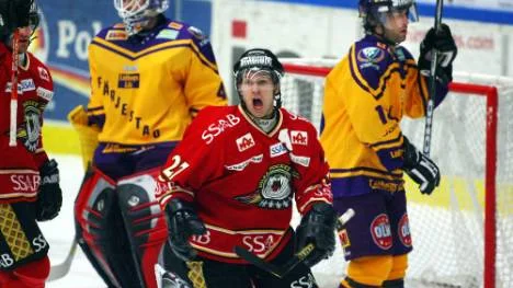 Per Ledin har gjort succé i tre svenska klubbar: Luleå, HV 71 och Färjestad. Alla tre ville ha honom tillbaka, men Färjestad har redan valts bort. Nu börjar den hårda slutstriden om Ledins namnteckning.
