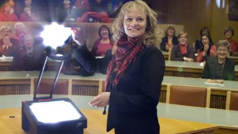 "Rökning är den enskilt största riskfaktorn när det gäller hjärtinfarkt och unga kvinnor röker mer och mer", säger Rose-Marie Isaksson och uppmanar sin publik att fimpa.FOTO: Göran Ström