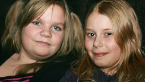 Henny Bucht och Emmy Korva satt på första parkett vid catwalken. Det är så fina kläder", säger Korva.