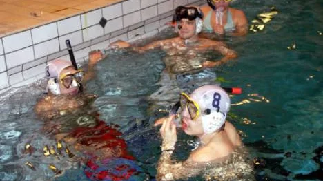 Vattenvana är viktigt innan man ger sig på dykning och undervattensrugby en del i att bygga upp en sådan. Deltagarna i "vuxengruppen" laddar upp. FOTO: Maria Ödalen