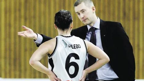 Dennis Pihl hade hoppats få se en rikgit bra match mot 08 Stockholm. Men istället blev det förlust - och en arg coach.