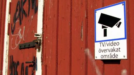 Enligt skylten på militärförrådet är området övervakat men här finns ingen kamera. Högen och slänten med skelettdelar har varit tillgängliga för både människor och djur.