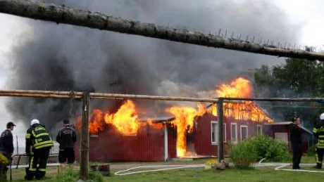 Två byggnader totalförstördes i branden.Foto: Adam Dahlberg