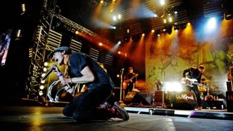 Håkan Hellström ser ut att ta i ända från tårna. Men det räckte inte enligt NSDs recensent som menar att konserten var "en studie i lojhet". FOTO: JOEL MARKLUND