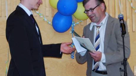 Ove Kohkoinen från lokala Hushållningssällskapet i Övertorneå delar ut stipendiet från Wittikos utbildningsstiftelse till nybakade studenten Jonas Hietala på Gränsälvsgymnasiet.