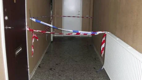 Klockan 23.35 inkom ett larm till räddningstjänsten om att det brann med öppna lågor i trapphuset på Bergmansgatan 10.